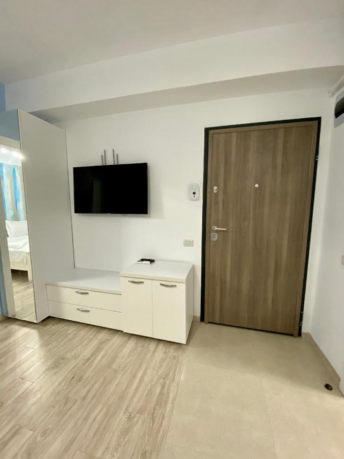 Mirror Mamaia